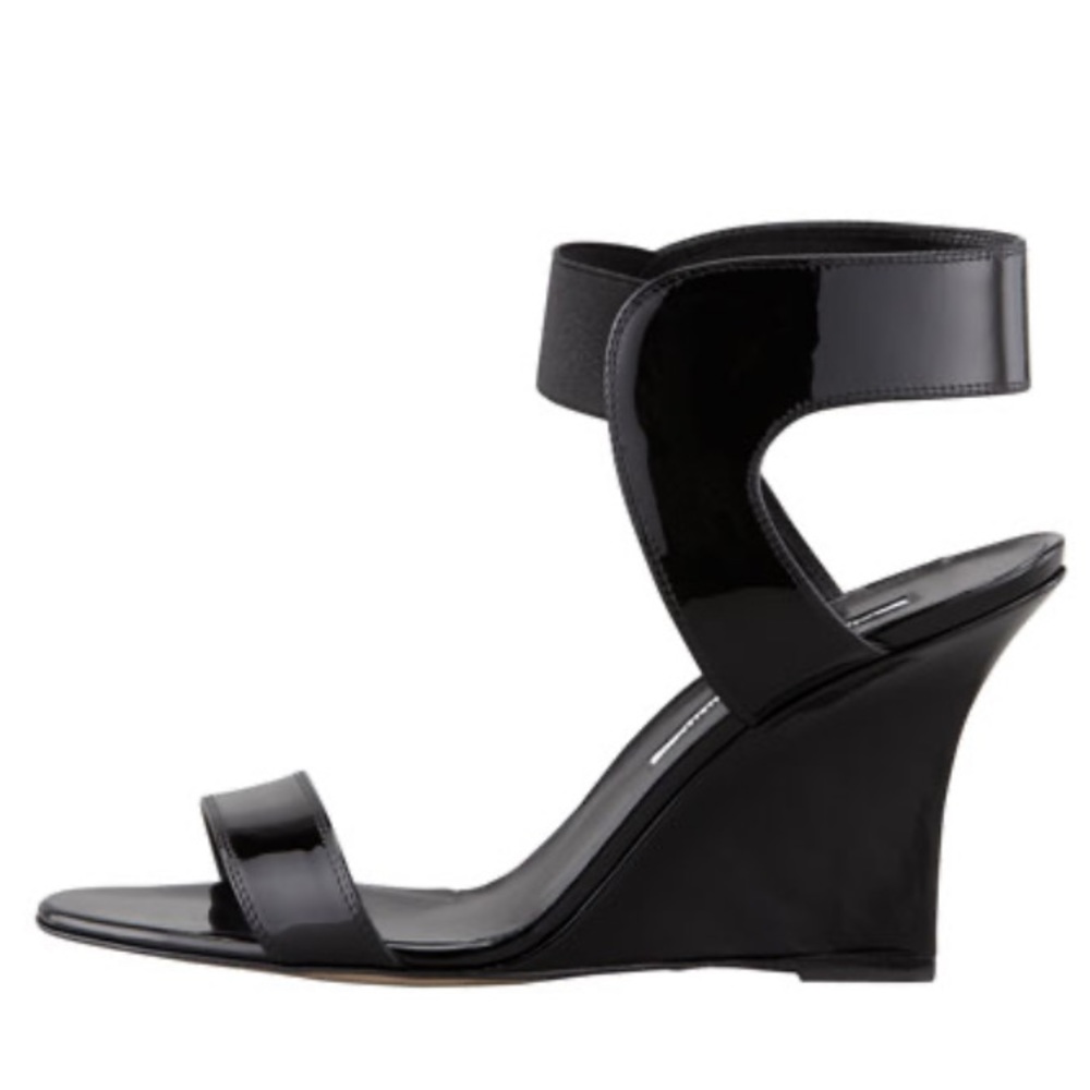 Manolo Blahnik Black Pepewe Patent Leather wedges